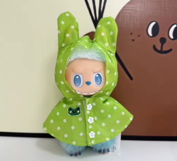 Regenmantel für Labubu / 15–17 cm – mit Kapuze & Ohren