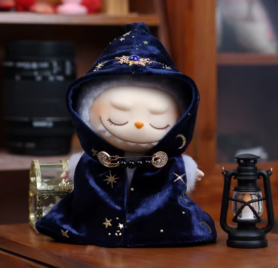 Zauberer-Outfit Set (3-teilig) für Labubu Figuren – Dunkelblauer Umhang, Mini-Besen & Laterne
