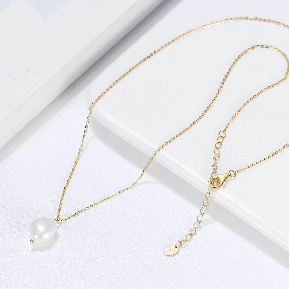 Timeless elegance – baroque pearl necklace in gold look / 925 sterling silver