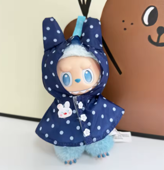 Regenmantel für Labubu / 15–17 cm – mit Kapuze & Ohren