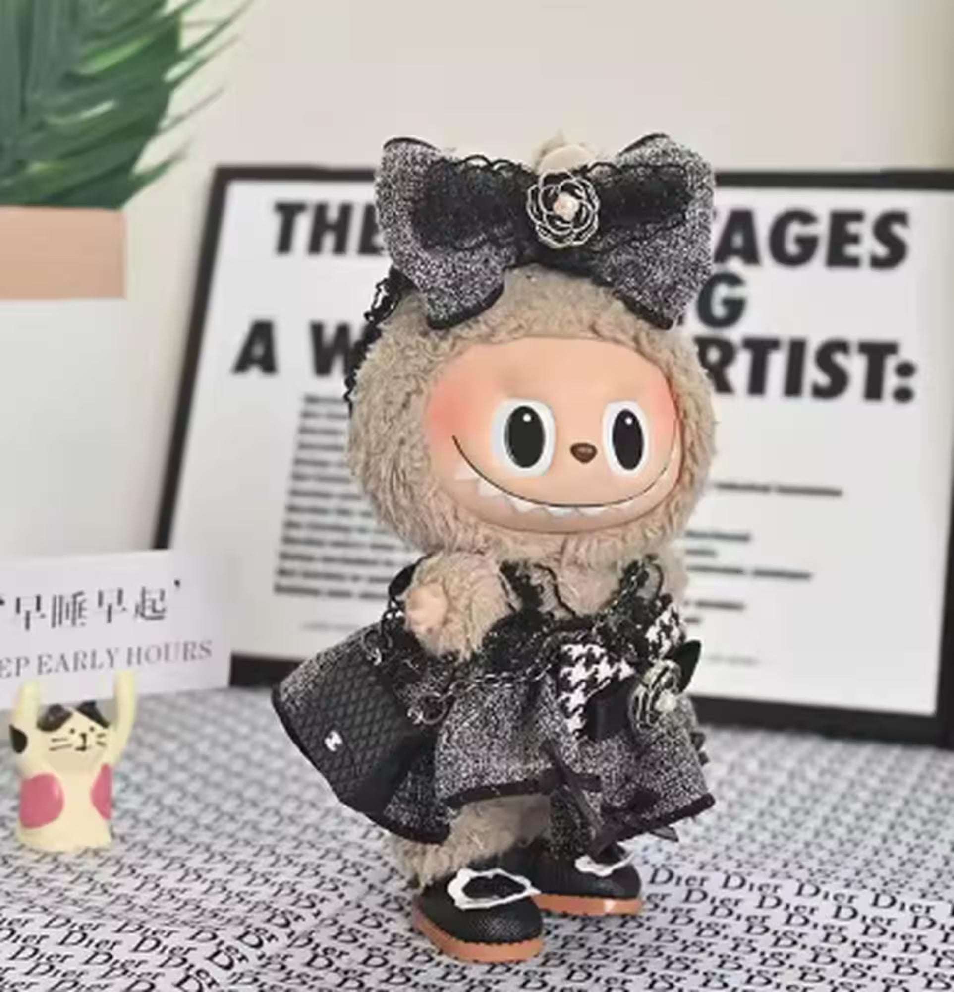 Labubu Puppe Kleid  in elegantem Schwarz-Weiß Kleid
