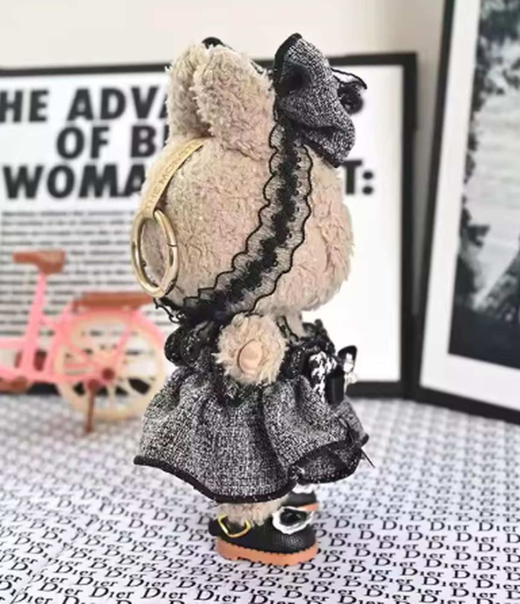 Labubu Puppe Kleid  in elegantem Schwarz-Weiß Kleid