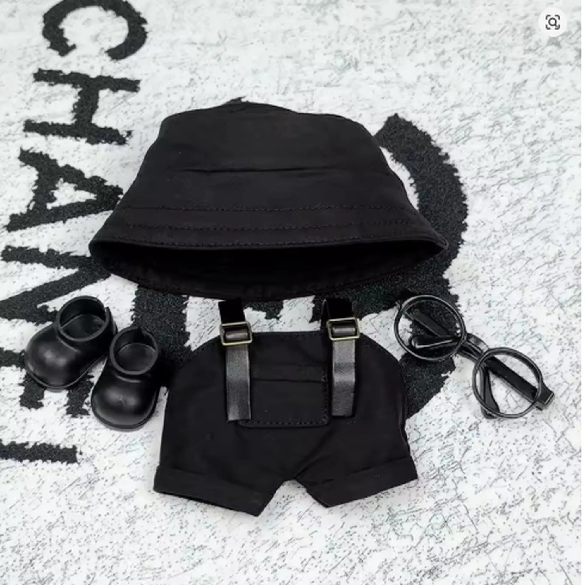 Labubu Outfit Set – Schwarzer Hut & Anzug mit T-Shirt, Shorts und Schuhen