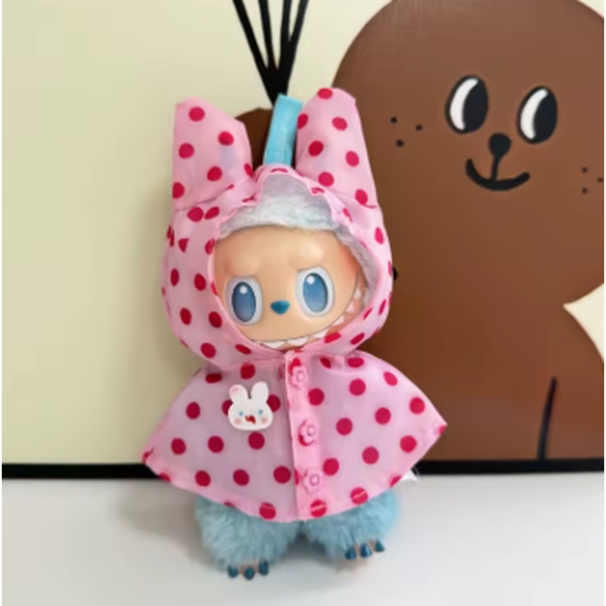 Regenmantel für Labubu / 15–17 cm – mit Kapuze & Ohren