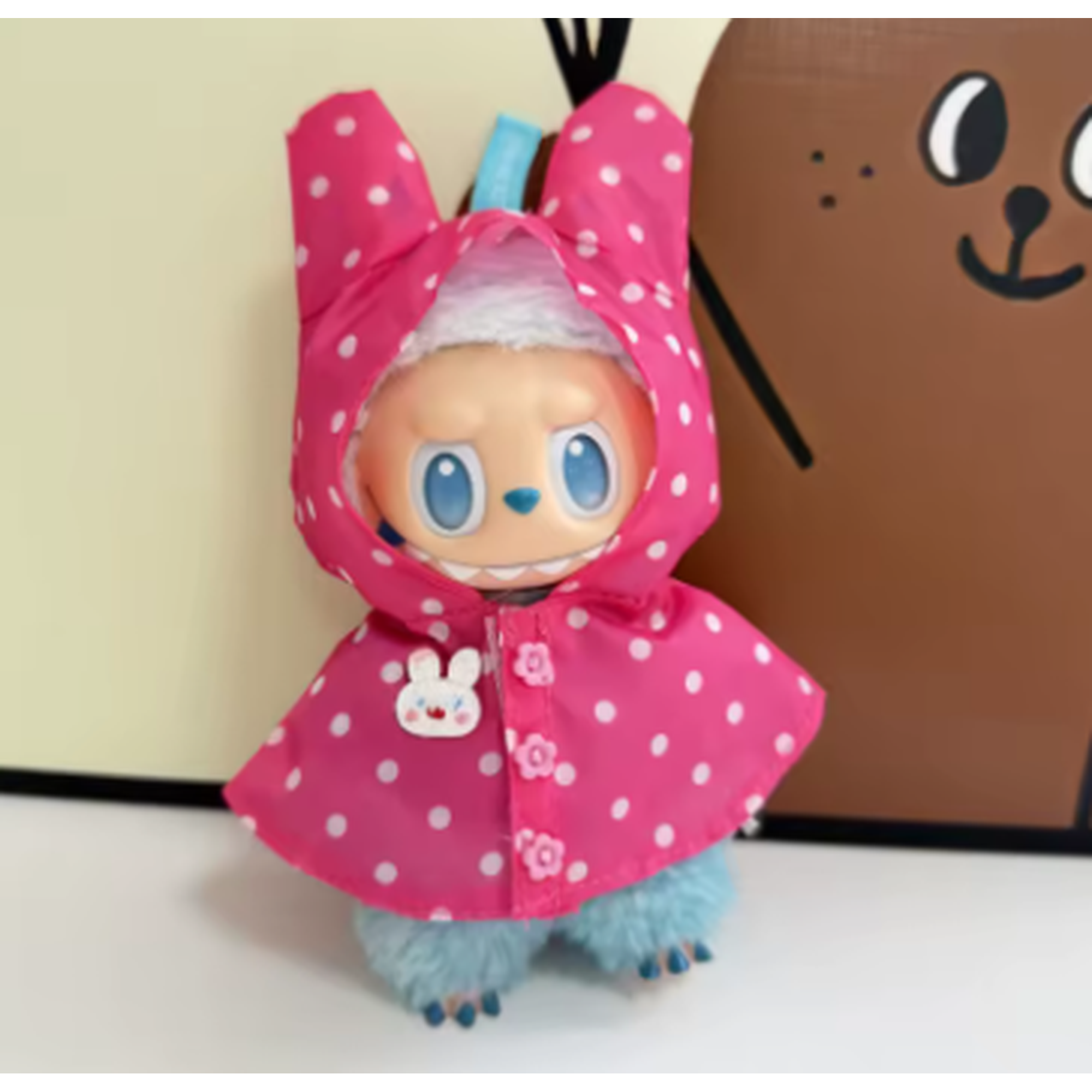 Regenmantel für Labubu / 15–17 cm – mit Kapuze & Ohren